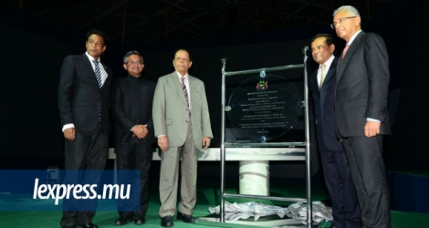 (De g. à dr.) Nando Bodha, sir Anerood Jugnauth, Ivan Collendavelloo et Pravind Jugnauth lors de la pose de la première pierre du Metro Express, le 10 mars, au Caudan.