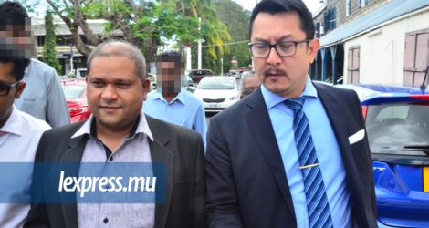Kalyan Tarolah et son avocat Dick Ng Sui Wa au CCID le 16 octobre.