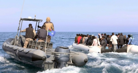 Des gardes-côtes libyens escortent un bateau rempli de migrants illégaux, le 6 juin 2015 au large des côtes libyennes