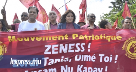 Tania Diolle est accompagné par les membres de son parti ainsi que plusieurs partisans.