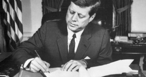 Un nouveau lot de documents liés à l'assassinat du président américain John F. Kennedy, a été publié vendredi 3 novembre par les Archives nationales aux Etats-Unis.