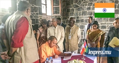 Le Yogi Adityanath lors de la signature du livre des visiteurs de l’Aapravasi Ghat, le 2 novembre.
