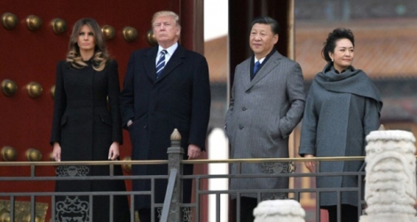 Le président américain Donald Trump et sa femme Melania visitent en compagnie du président chinois Xi Jinping et son épouse Peng Liyuan, la Cité interdite, le 8 novembre 2017 à Pékin.