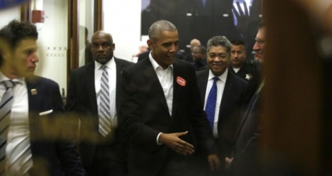 L'ancien président démocrate Barack Obama arrive le 8 novembre 2017 dans un tribunal de Chicago, après avoir été pré-sélectionné pour siéger dans un jury de procès.