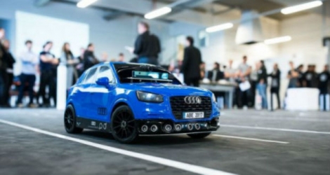 Une Audi à l'échelle 1/18 utilisée lors du concours de conduite autonome Audi Autonomous Driving Cup.