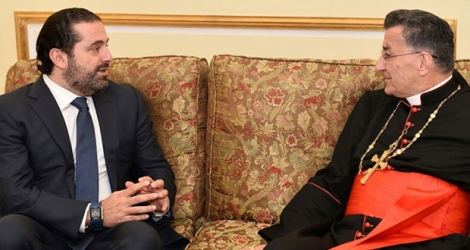 Photo obtenue auprès du bureau de presse du patriarche maronite montrant le cardinal Bechara Raï en entretien avec le Premier ministre libanais démissionnaire Saad Hariri, le 14 novembre 2017 à Ryad 