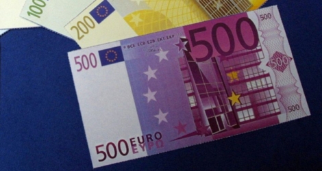 La police italienne a annoncé lundi la saisie de plus de 900.000 faux billets de très bonne qualité pour une valeur de plus de 28 millions d'euros et l'interpellation de 13 personnes