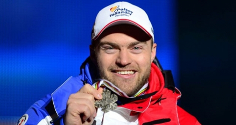 Le skieur français David Poisson pose avec sa médaille de bronze remportée à l'issue de la descente des Championnats du monde de Schladming, le 9 février 2013 