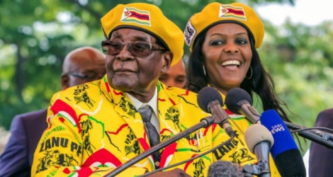 Robert Mugabe, 93 ans, est engagé dans un bras de fer sans précédent avec le chef de l’armée qui a dénoncé lundi sa décision de limoger le vice-président Mnangagwa.