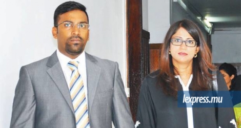 Muhadjir Jaunbocus comparaissait en cour pendant que son épouse Roubina Jadoo-Jaunbocus prêtait serment comme ministre le 16 novembre 2017.