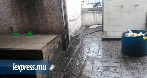  L’état dégradé des toilettes du marché de Mahébourg est aggravé par l’odeur provenant des déchets stagnant dans les drains.