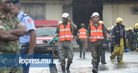 Les officiers de la SMF et les pompiers continuent d'enlever les débris de l'entrepôt de Shoprite ce jeudi 16 novembre.