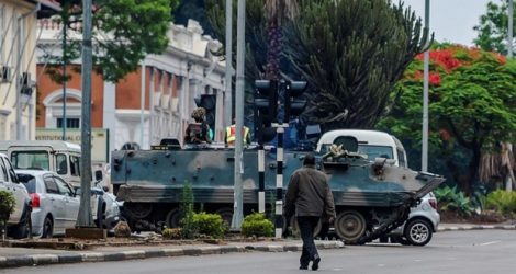 Un véhicule blindé placé à un carrefour de Harare, le 15 novembre 2017.