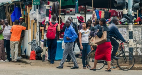 A Harare, jeudi. La population continue de vaquer à ses occupations, malgré la présence de l’armée dans les rues.