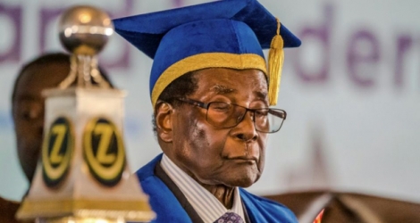 Le président du Zimbabwe Robert Mugabe lors d'une cérémonie de remise de diplômes à Harare, le 17 novembre 2017 