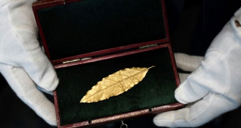 Photographie prise le 15 novembre 2017 à Paris d'une feuille de laurier en or destinée à la couronne portée par Napoléon lors de son sacre en 1804 et adjugée le 19 novembre à 625.000 euros (frais inclus), lors d'une vente aux enchères organisée à Fontainebleau 