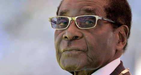 L'éviction de Robert Mugabe de la présidence du parti a été saluée par des chants et des danses au quartier général de la Zanu-PF à Harare.