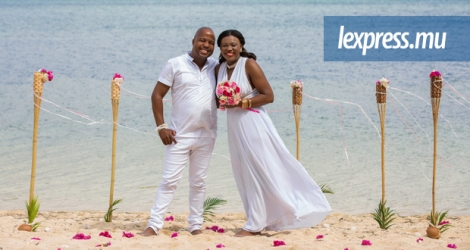 Un couple sud-africain venu à Maurice renouveler leurs vœux de mariage. La zone Afrique représente 23 % d’arrivées touristiques. ©Marina Brijmohun
