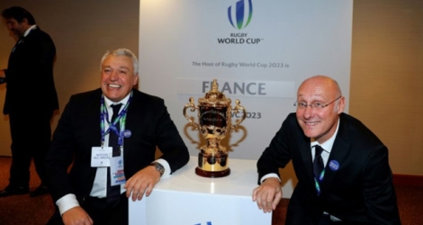 Le président de la candidature française à la Coupe du monde de rugby 2023 Claude Atcher et le président de la Fédération française de rugby Bernard Laporte.