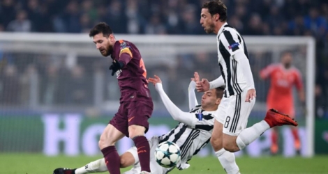 La star du FC Barcelone Lionel Messi bute sur la défense de la Juventus dans le choc du groupe D disputé à Turin, le 22 novembre 2017