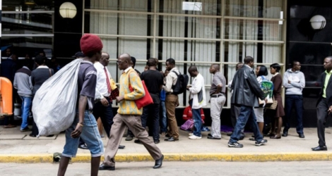 Des Zimbabwéens font la queue devant une banque à Harare, le 20 novembre 2017.