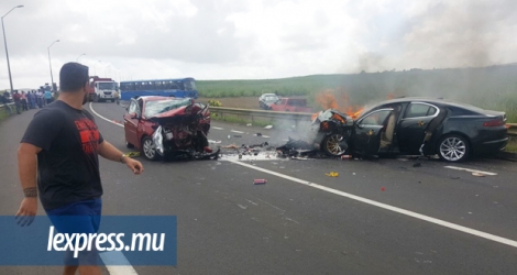 L’accident a eu lieu, hier, à hauteur de Domaine Reets, St-Julien, entre une Jaguar et une Mitsubishi.