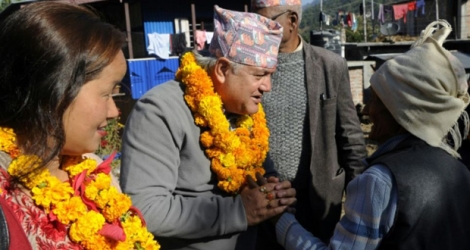 Le chef de l'Alliance démocratique népalaise, Sunil Bahadur Thapa (C), en campagne le 17 novembre 2017 
