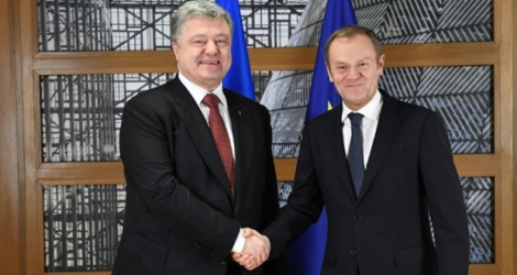 Le président du Conseil européen Donald Tusk (d) et le président ukrainien Petro Porochenko, le 23 novembre 2017 à Bruxelles 
