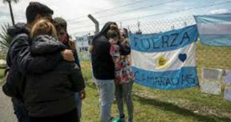 Un rassemblement religieux était prévu samedi à 12h30 (15H30 GMT) devant la base navale de Mar del Plata, en soutien aux familles.