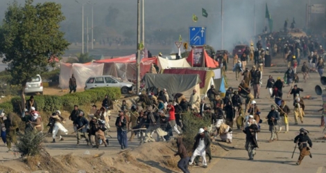 Les forces de l'ordre pakistanaises dispersent des centaines de manifestants islamistes, le 25 novembre 2017 à Islamabad 
