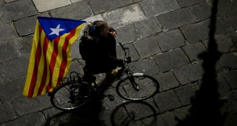 Un homme à bicyclette avec le drapeau catalan, le 21 novembre 2017 à Barcelone