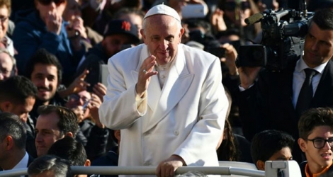 Le pape François salue la foule, place Saint-Pierre, le 22 novembre 2017 au Vatican