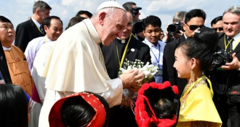Le pape François, accueilli par des enfants à son arrivée en Birmanie, à Rangoun, le 27 novembre 2017.