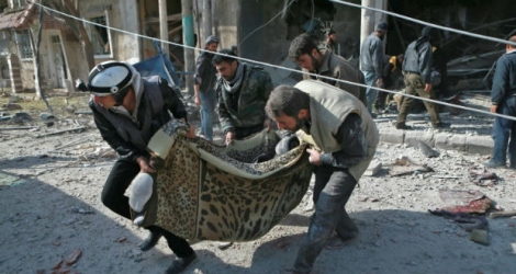 Au moins 18 personnes, dont deux enfants, sont mortes lundi dans de nouveaux bombardements du régime syrien sur la Ghouta orientale.