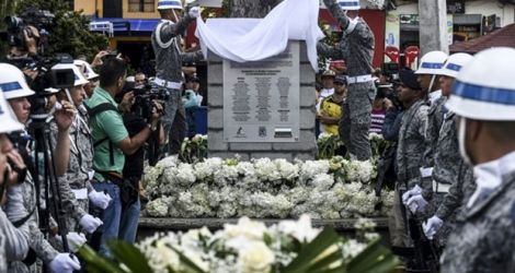 Des soldats inaugurent une plaque commémorative de la tragédie de Chapecoense, club brésilien décimé il y a un an dans un accident d'avion, à La Union, village proche du drame en Colombie, le 28 novembre 2017