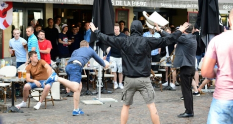 Des supporters russes s'en prennent à des fans anglais à la terrasse d'un café à Lille lors de l'Euro, le 14 juin 2016 