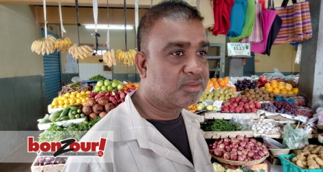 Rajkoomar Raghobeer travaille au marché de Quatre-Bornes depuis 1984.
