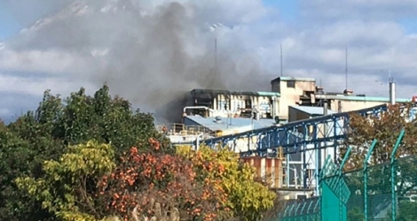 De la fumée s'échappe d'une usine chimique à Fuji le 1er décembre 2017