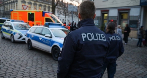 Des policiers près d'un marché de Noël de Potsdam, près de Berlin, après la découverte d'un explosif, le 1er décembre 2017
