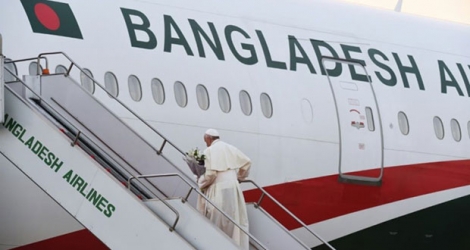 Le pape François monte dans l'avion après une visite de trois jours au Bangladesh, le 2 décembre 2017 