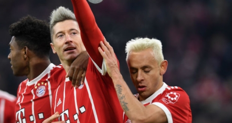 Le Bayern Munich a profité d'une large défaite de Leipzig pour s'envoler en tête de la Bundesliga samedi.