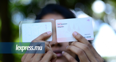 Les fausses cartes biométriques saisies seraient presque identiques aux vraies, selon les autorités.