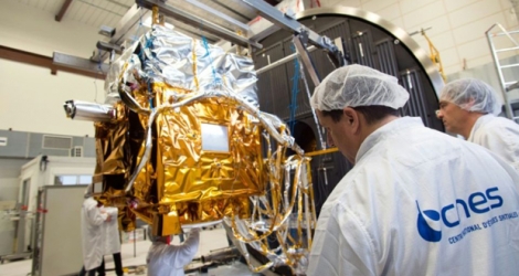 Derniers tests du microsatellite français l'agence spatiale française CNES à Toulouse, le 15 avril 2016, photo fournie par CNES