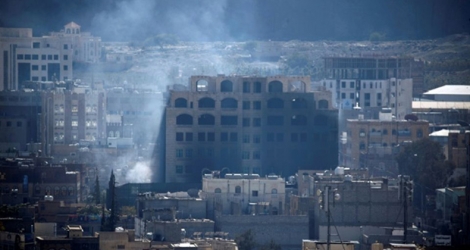 De la fumée s'échappe d'un bâtiment de la capitale yéménite Sanaa, le 3 décembre 2017.