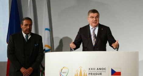 Le président du Comité international olympique (CIO) Thomas Bach (d) lors d'un dicours devant l'Assemblée générale des comités nationaux olympiques, le 2 novembre à Prague.