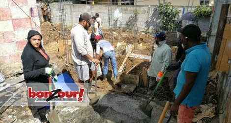 Des volontaires ont entamé la construction de la nouvelle maison des Sobhee il y a deux semaines.