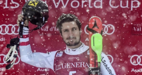 L'Autrichien Marcel Hirscher savoure sur le podium sa victoire au slalom de Val d'Isère, le 10 décembre 2017.