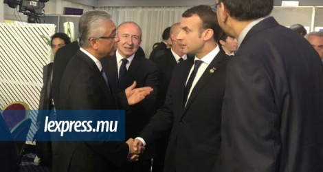 Le Premier ministre Pravind Jugnauth saluant le président français Emmanuel Macron au sommet UA-UE le 30 novembre en Côte d’Ivoire.