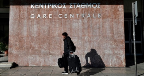 Devant la gare centrale d'Athènes, le 14 décembre 2017, alors qu'un arrêt de travail est en cours dans le pays pour dénoncer un projet de loi sur 