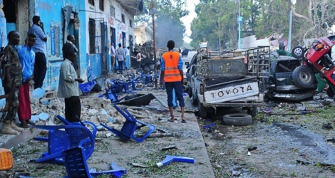 Des habitants de Mogadiscio sur les lieux d'un attentat, le 28 octobre 2017 en Somalie 